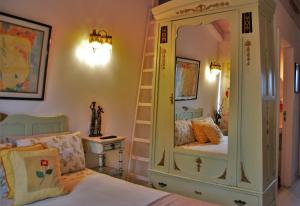 ein Schlafzimmer mit einem Etagenbett und einem Spiegel in der Unterkunft Quintinha D`Arga in Caminha