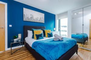 מיטה או מיטות בחדר ב-Modern Central Manchester Serviced Apartment with 24-7 Gym Access