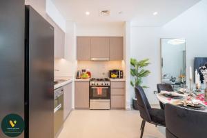 A kitchen or kitchenette at Vogue Downtown - Act 1 Act 2