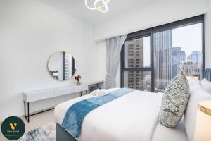 A bed or beds in a room at Vogue Downtown - Act 1 Act 2