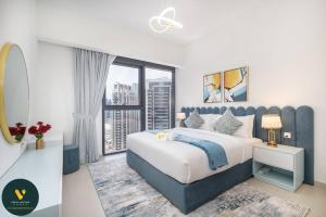 A bed or beds in a room at Vogue Downtown - Act 1 Act 2