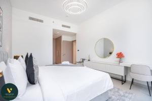 A bed or beds in a room at Vogue Downtown - Act 1 Act 2