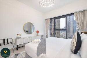 A bed or beds in a room at Vogue Downtown - Act 1 Act 2