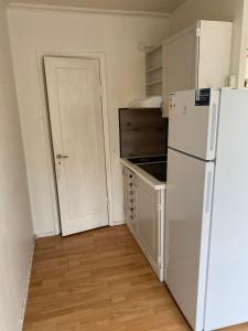 Η κουζίνα ή μικρή κουζίνα στο Fin Lägenhet 20m2