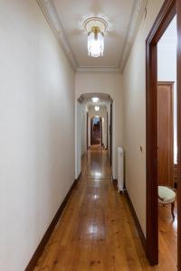 an empty hallway with a hard wood floor and a ceiling at Jauregi - baskeyrentals in Lekeitio