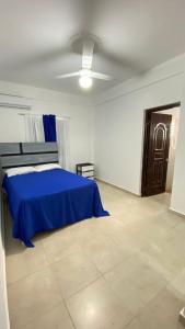 ein Schlafzimmer mit einem blauen Bett und einer Decke in der Unterkunft Tú rincón placentero in Cabrera