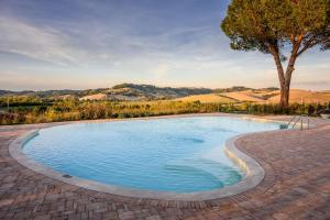 Bazén v ubytování Orizzonti Toscani new apartment with view and pool nebo v jeho okolí