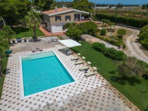 una vista aérea de una piscina y una casa en Al Giardino dell`Eden by BarbarHouse, en San Cataldo