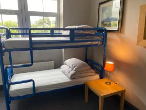 Łóżko lub łóżka piętrowe w pokoju w obiekcie The Connemara Hostel - Sleepzone