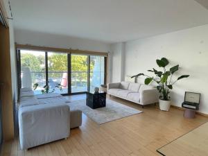 uma sala de estar com um sofá branco e uma mesa em Cascais Lux Apartment 521 letter em Cascais mais 28 fotografias
