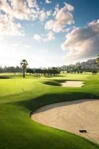uma vista para um campo de golfe com um verde em Cascais Lux Apartment 521 letter em Cascais