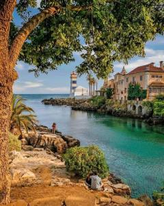 uma vista de um rio com um farol ao longe em Cascais Lux Apartment 521 letter em Cascais