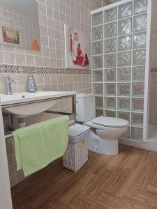un baño con inodoro y lavabo en Apartamento Victor Arico, en El Médano