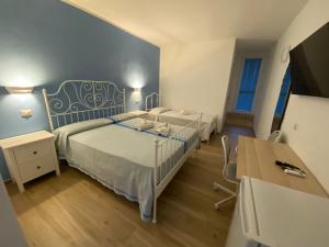 1 dormitorio con 1 cama y 1 mesa en una habitación en Antico Palazzo Spinola, en Gallipoli