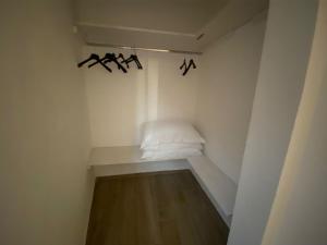 ガリポリにあるAntico Palazzo Spinolaのベッドと壁にコウモリが付いた小さな部屋です。