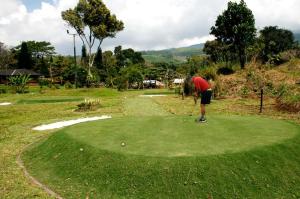 Jugar a golf al resort o a prop