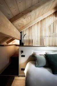 La Loge de la Dolarde - Chambre Ouest في بريمانون: غرفة نوم بسرير ونافذة كبيرة