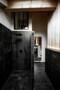 W łazience znajduje się prysznic ze szklanymi drzwiami. w obiekcie La Loge de la Dolarde - Chambre Ouest w mieście Prémanon