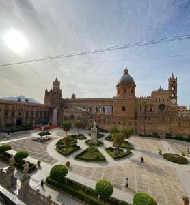 a large building with a fountain in front of it at AM APARTAMENT in Palermo