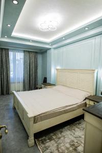 um quarto com uma cama grande num quarto em Comfy Home em Yerevan