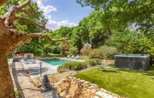 un cortile con piscina e giardino di Les chambres de l'Issole- Le Mas de Maupasset a Cabasse