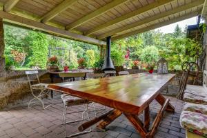 einen großen Holztisch auf einer Terrasse mit Stühlen in der Unterkunft Ubytování Kovárna in Arnoltice u Decina