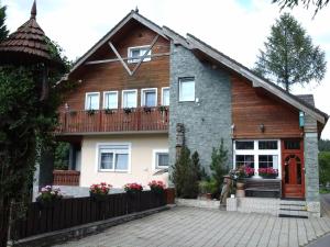 una casa con una recinzione di legno di fronte ad essa di Penzion Adam - Makov a Makov