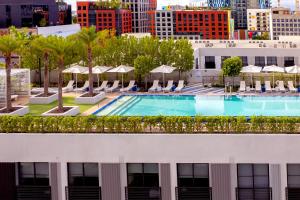 una imagen de una piscina en la azotea de un edificio en Sentral Wynwood en Miami
