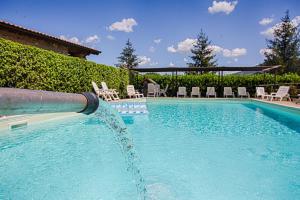 Bazén v ubytování Agriturismo La Mora nebo v jeho okolí