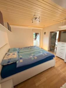una camera con un letto in una casetta di Apartment Pirnat a Bohinj