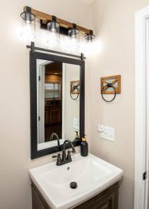uma casa de banho com um lavatório e um espelho em Cedar Hill Heart of Hocking Hills em Rockbridge
