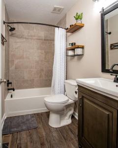 uma casa de banho com um WC, uma banheira e um lavatório. em Cedar Hill Heart of Hocking Hills em Rockbridge