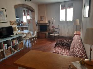 ein Wohnzimmer mit einem Sofa und einem Tisch in der Unterkunft Cà Rossa in Imola