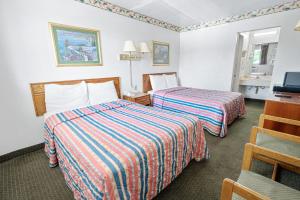 Säng eller sängar i ett rum på Friendship Inn Hotel