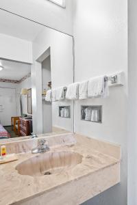 La salle de bains est pourvue d'un lavabo et d'un miroir. dans l'établissement Friendship Inn Hotel, à Killeen