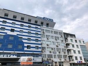 um quarto de hotel com uma placa em cima em ДОМ1 em Varna City