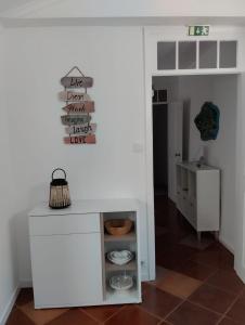 uma cozinha com um balcão branco e um lavatório em SEASTAR nº36 em Horta