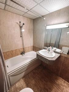 ein Badezimmer mit einer Badewanne und einem Waschbecken in der Unterkunft Serenity Lodge in Sharm El Sheikh