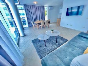Villa Mare Blu في سوزوبول: غرفة معيشة مع أريكة وطاولة