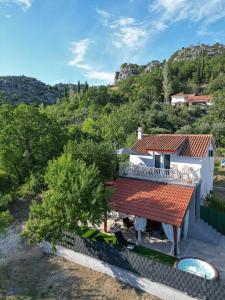 una vista aérea de una casa con techo en House Madrino, en Kreševo