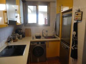 een keuken met een wastafel en een wasmachine. bij Seaview Cabezo flat fully equipped with parking in El Médano