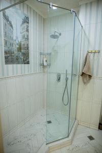 um chuveiro com uma porta de vidro na casa de banho em Comfy Home em Yerevan