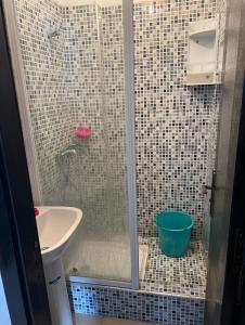 bagno con doccia, lavandino e servizi igienici di Skhirat Résidence Nour 1 Im C N5 a Skhirat