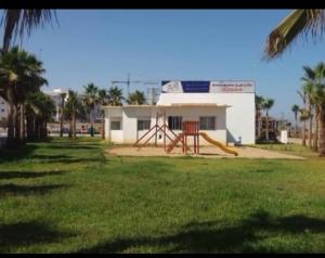 un parco giochi con scivolo di fronte a un edificio di Skhirat Résidence Nour 1 Im C N5 a Skhirat