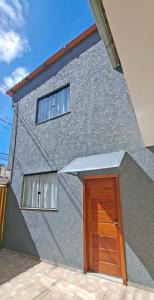 budynek z drewnianymi drzwiami przed nim w obiekcie Flat da Eliete e Admilson 2 w mieście Porto Seguro