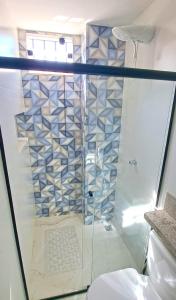 W łazience znajduje się prysznic ze szklanymi drzwiami. w obiekcie Flat da Eliete e Admilson 2 w mieście Porto Seguro