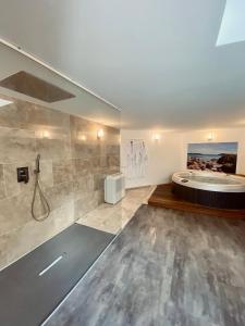 La grande salle de bains est pourvue d'une baignoire et d'un lavabo. dans l'établissement Mieuxqualhotel jacuzzi privatif Le rond, à Bordeaux