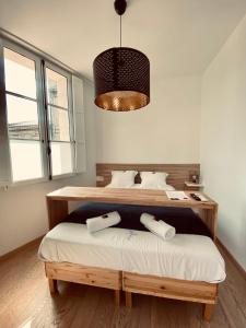En eller flere senger på et rom på Mieuxqualhotel jacuzzi privatif Le rond