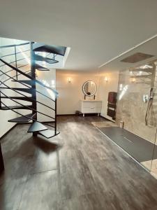 Habitación grande con escalera y lavabo. en Mieuxqualhotel jacuzzi privatif Le rond, en Burdeos