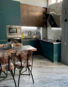 Nhà bếp/bếp nhỏ tại Квартира в историческом центре Шымкента